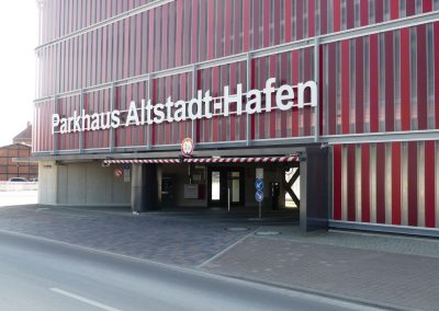 Parkhaus im Weltkulturerbe Wismar - fröhlich, ohne Kitsch und ungetarnt, dafür aber mit Aussicht