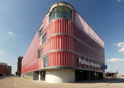 Parkhaus im Weltkulturerbe Wismar - fröhlich, ohne Kitsch und ungetarnt, dafür aber mit Aussicht
