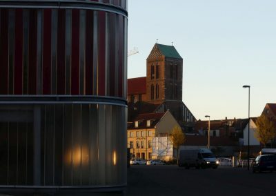 Parkhaus im Weltkulturerbe Wismar - fröhlich, ohne Kitsch und ungetarnt, dafür aber mit Aussicht