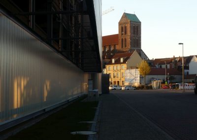 Parkhaus im Weltkulturerbe Wismar - fröhlich, ohne Kitsch und ungetarnt, dafür aber mit Aussicht