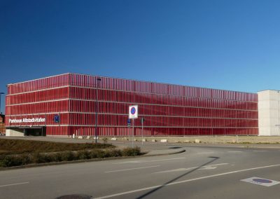 Parkhaus im Weltkulturerbe Wismar - fröhlich, ohne Kitsch und ungetarnt, dafür aber mit Aussicht