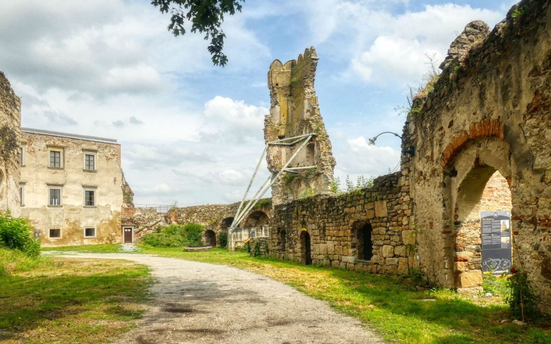 Familienausflug nach Gars am Kamp:  kids space, Ruine und Oldtimertreffen