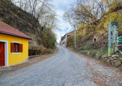 Wanderung durch Österreichs längste Kellergasse