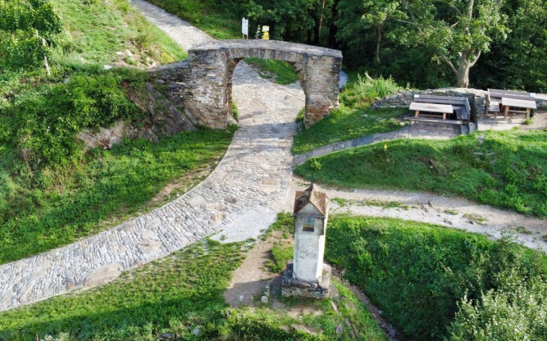 Kleine Runde über das Rote Tor und das Schloss Niederhaus in Spitz