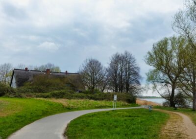 Von der Seebrücke in Bad Wendorf ins Fischerdorf Hoben
