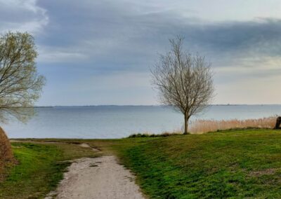 Von der Seebrücke in Bad Wendorf ins Fischerdorf Hoben