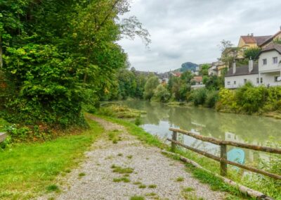 Der Ybbsuferweg in Waidhofen an der Ybbs - eine andere Welt, 10 Meter neben der Hauptstraße