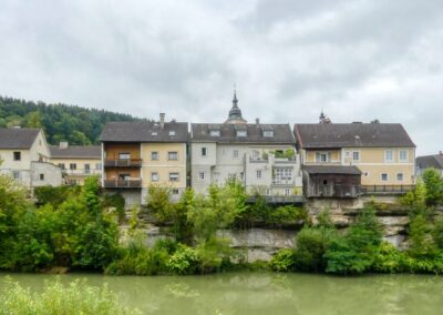 Der Ybbsuferweg in Waidhofen an der Ybbs - eine andere Welt, 10 Meter neben der Hauptstraße